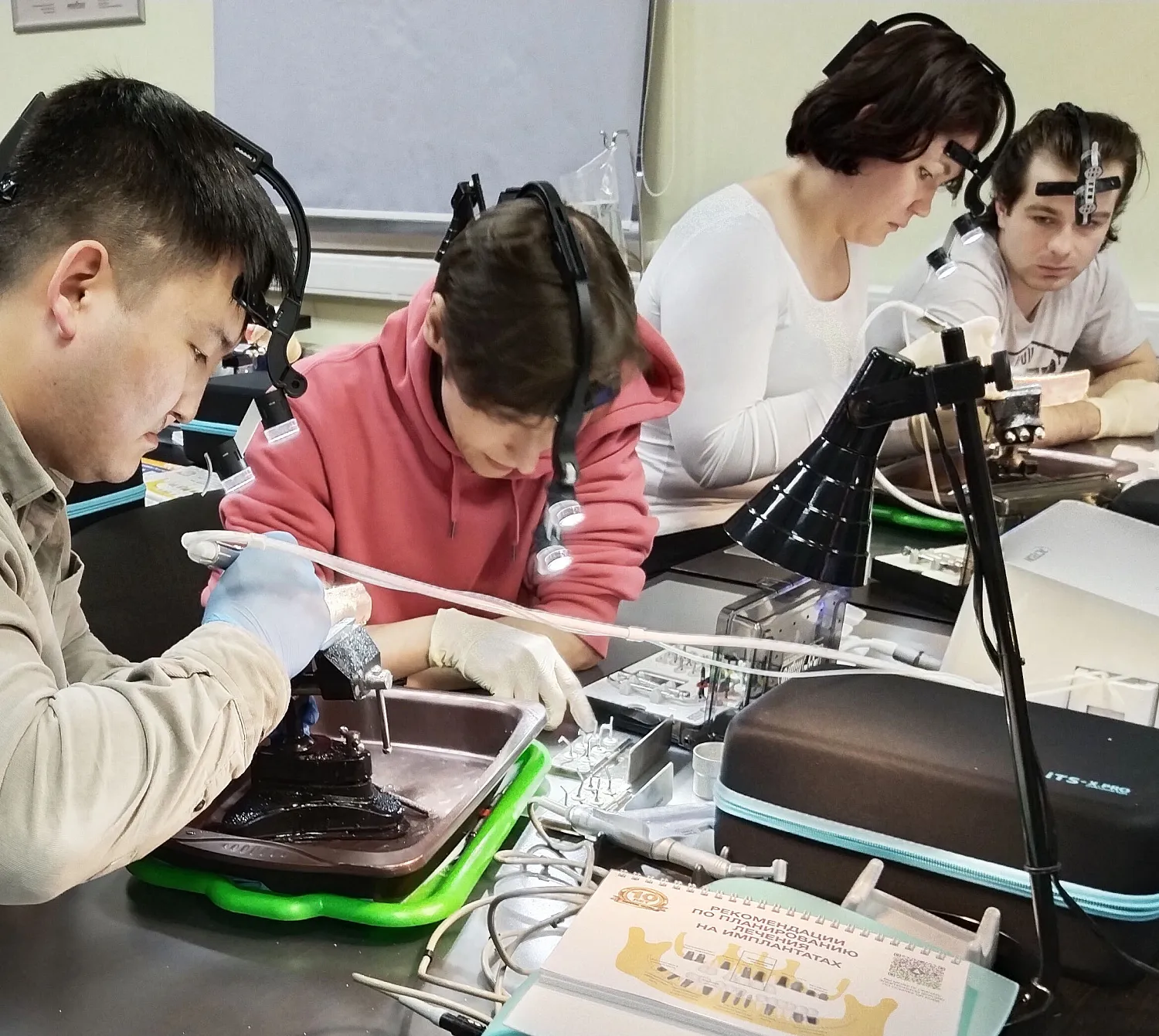 Имплантологи высоко оценили осветители ITS-X.Pro